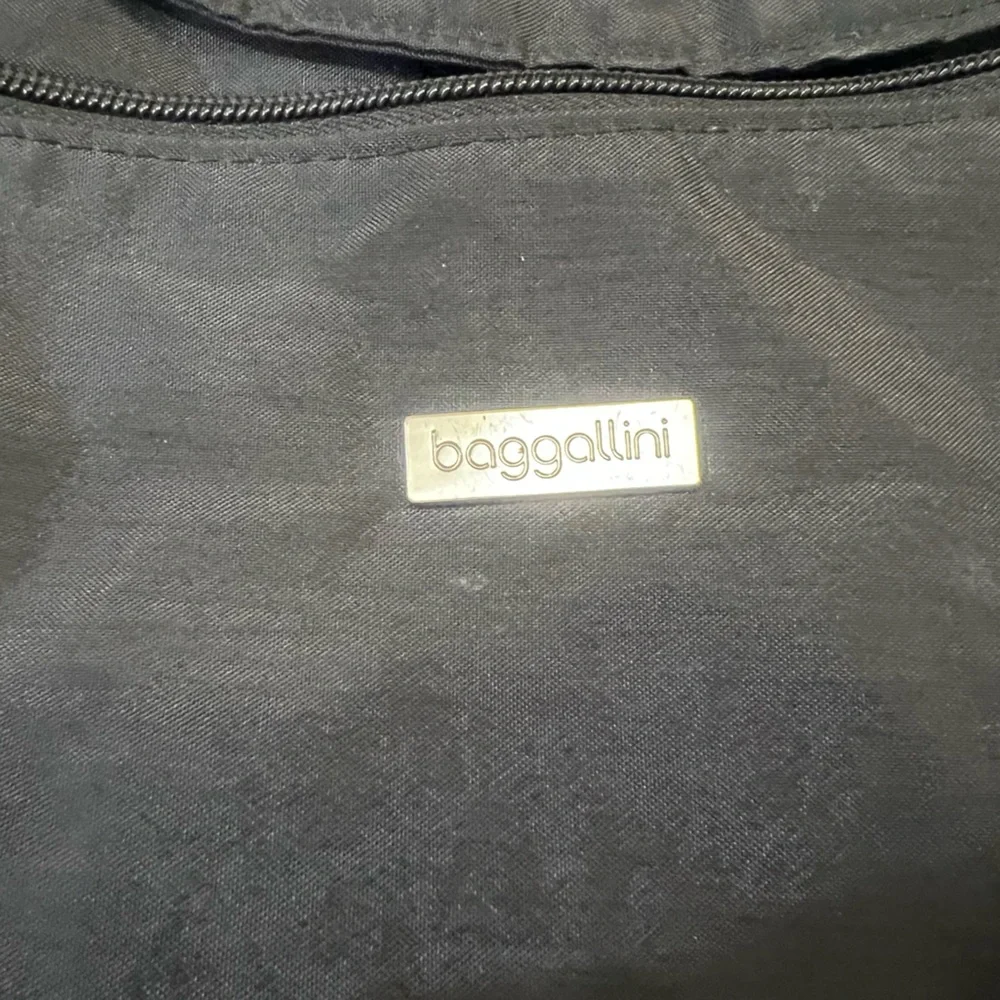 Baggallini Black Shoulder Bag Adjustable Strap Zipper Accents Pockets - Picture 2 of 6